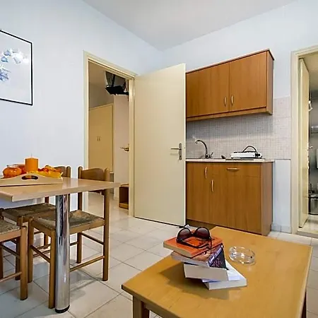 Erato Studios&apartments Aparthotel
