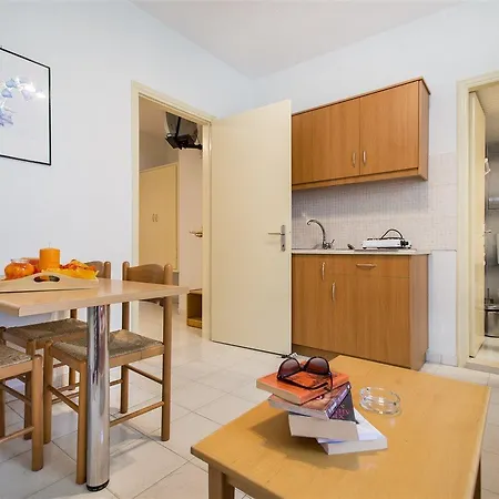 Erato & Apart-hotel 3*